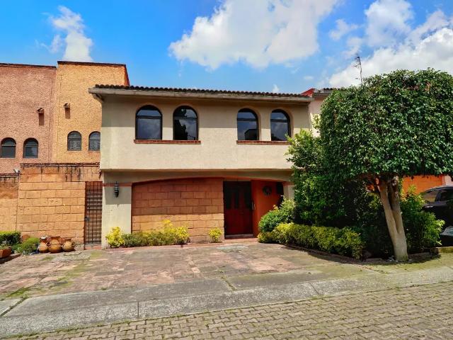 VENTA DE CASA EN CONDOMINIO CON GRAN SALÓN SOCIAL PRIVADO Y CASA CLUB EN TLALPAN, AL SUR DE LA CIUDA