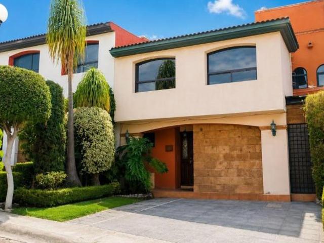 Venta de casa en condominio con jardín y casa club al sur de Tlalpan, CDMX