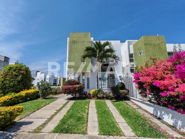 Venta de Casa en condominio en Cumbres de Xochitepec, Morelos. Clave 6148