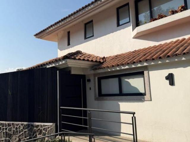 Venta de casa en condominio en Valle de Tepepan con 5 recámaras, jardín, terraza con asador y bar