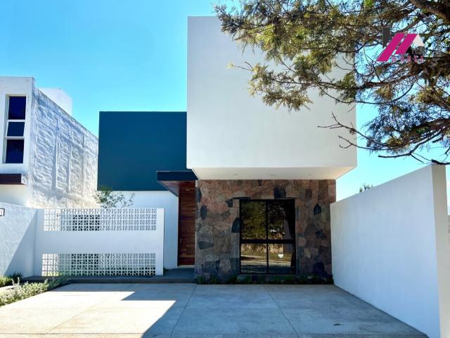 Venta de Casa en Coto Privado 3 Real Hacienda en Colima con Terraza y Alberca