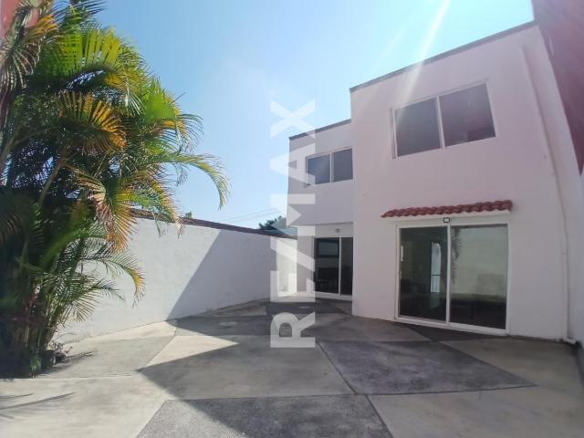 Venta de casa en el norte de Cuernavaca, Col. Lomas de Ahuatlán. Clave 6044