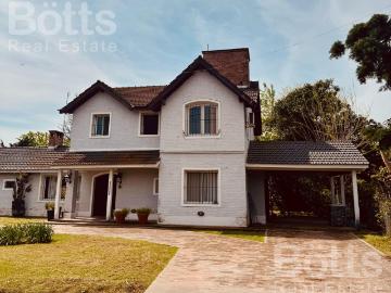 Venta de Casa en el Barrio de las Rosas III Villa Rosa Pilar