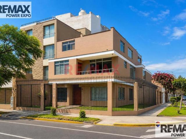 Venta De Casa En Esquina Con Gran Potencial En Centro Comercial Monterrico, Surco