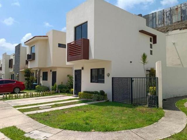 Venta de casa en esquina dentro de coto con excedente de terreno zapopan
