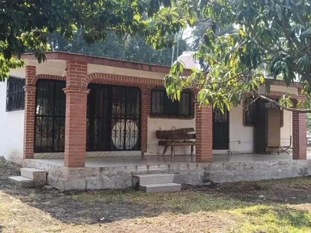 Venta de Casa en Fracc. Los Vergeles de Atotonilco, Morelos con Amplia Superficie