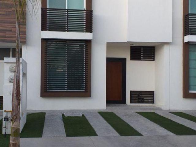 VENTA DE CASA EN FRACC. PASEOS DEL BOSQUE, ZONA NORTE DE LA CIUDAD