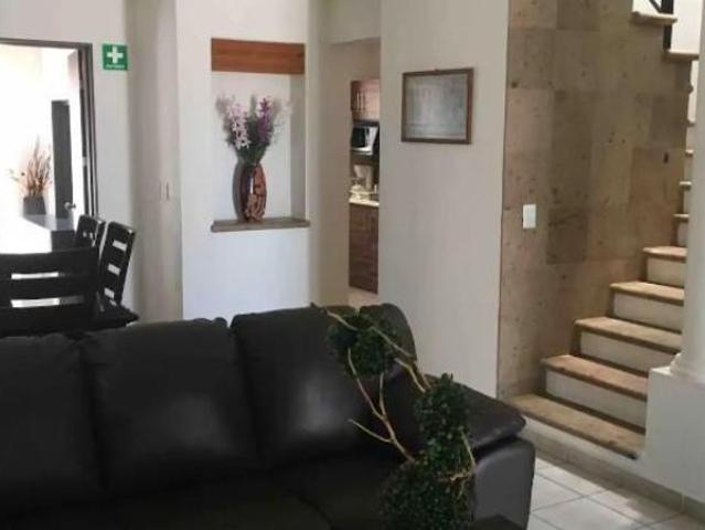 VENTA DE CASA EN FRACCIONAMIENTO Y BUENA UBICACION