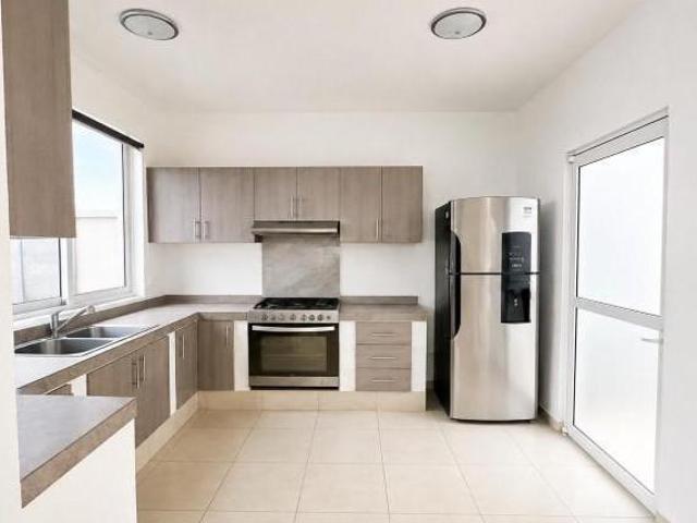 VENTA DE CASA EN FRACCIONAMIENTO EN TEQUESQUITENGO