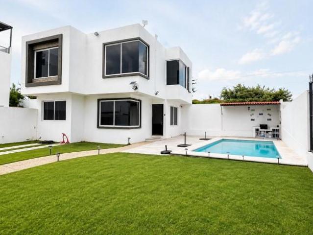 VENTA DE CASA EN FRACCIONAMIENTO EN TEQUESQUITENGO