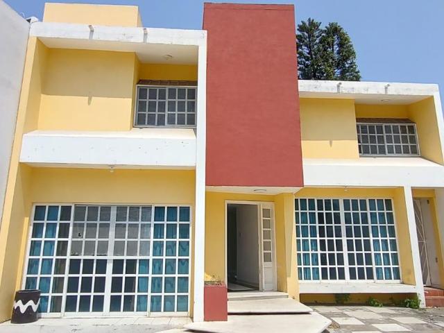 VENTA DE CASA EN FRACCIONAMIENTO FLORESTA 3 RECAMARAS Y CUARTO DE SERVICIO