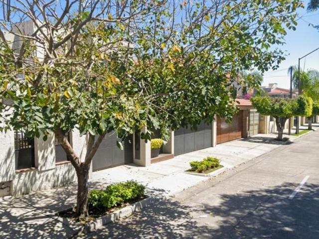 VENTA DE CASA EN FRACCIONAMIENTO JARDINES VALLARTA EN ZAPOPAN EN JALISCO