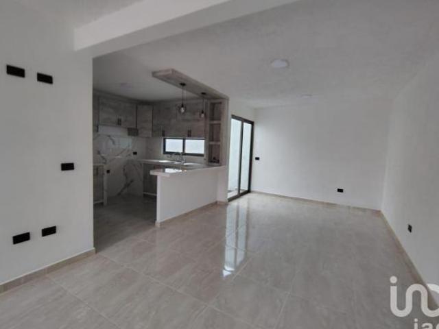 Venta de casa en Fraccionamiento Lirios en Coatepec