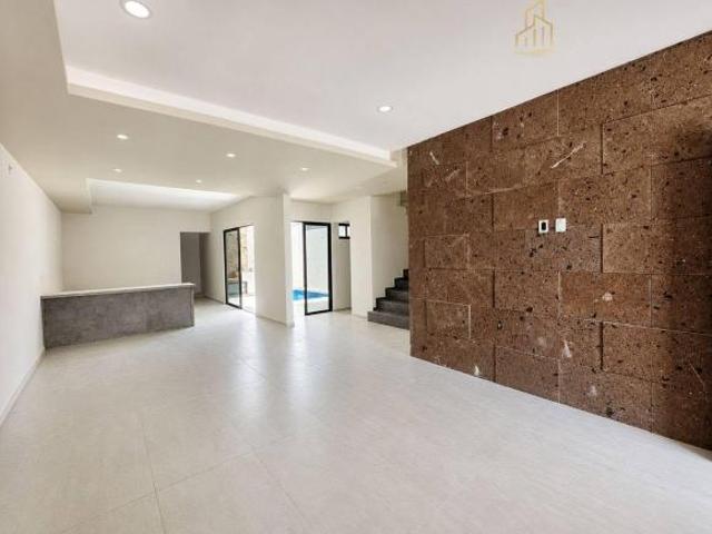 Venta de Casa en Fraccionamiento Lomas del Mediterráneo con Alberca