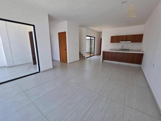 Venta de Casa en Fraccionamiento Lomas del Mediterráneo con alberca