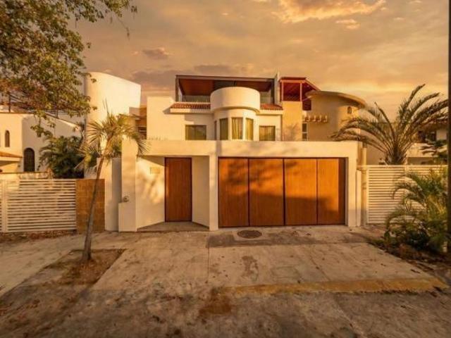 VENTA DE CASA EN FRACCIONAMIENTO MARINA VALLARTA EN PUERTO VALLARTA