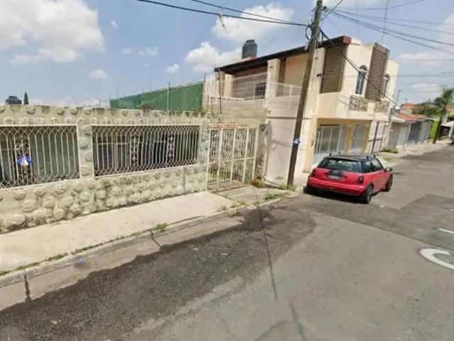 Venta de Casa en Guadalajara, 4 Recámaras, Zona Echeverría con Acceso a Servicios