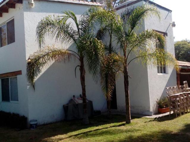 Venta de Casa en Jurica, Querétaro: Espacios Amplios y Jardín