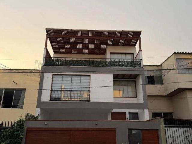 Venta de Casa en La Alborada Santiago de Surco | Casa de 3 Pisos + Semi Sótano | 2 Cocheras