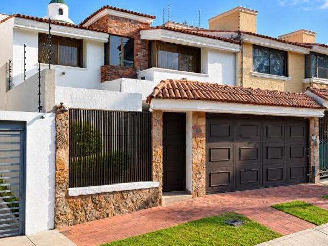 VENTA DE CASA EN LA COLONIA BUGAMBILIAS EN ZAPOPAN EN JALISCO