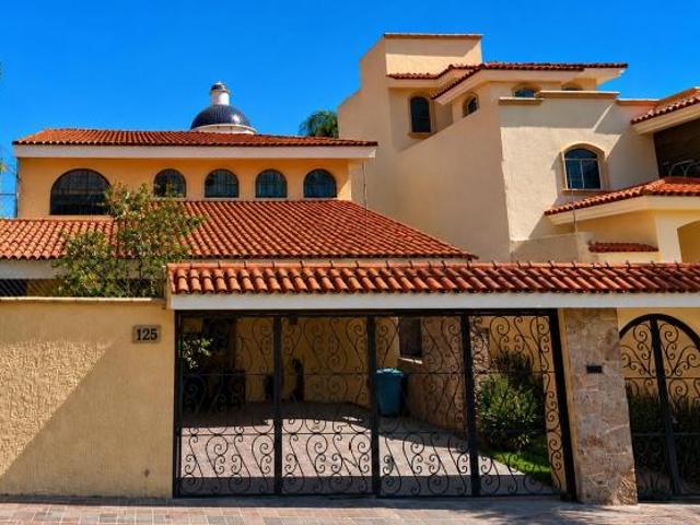 VENTA DE CASA EN LA COLONIA BUGAMBILIAS EN ZAPOPAN EN JALISCO