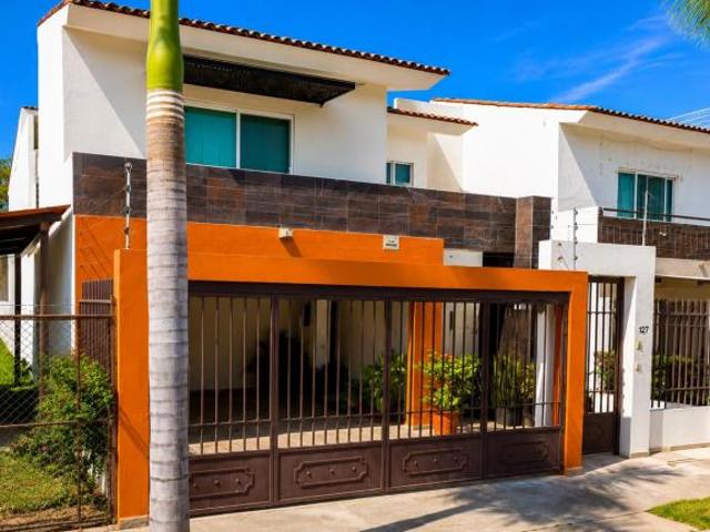 VENTA DE CASA EN LA COLONIA FLUVIAL VALLARTA EN PUERTO VALLARTA EN JALISCO