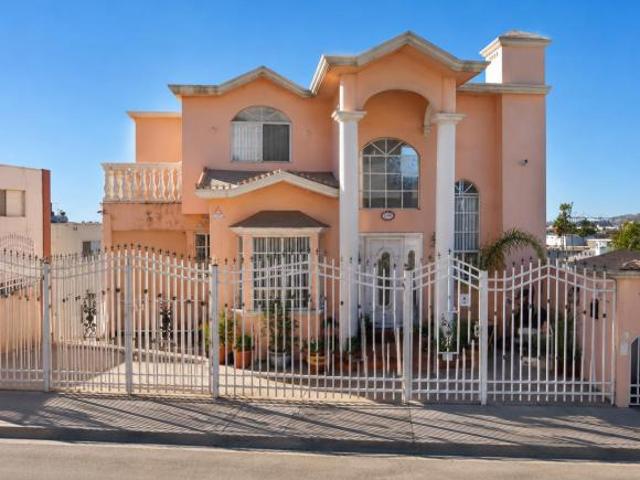 VENTA DE CASA EN LA COLONIA VALLE DORADO EN ENSENADA EN BAJA CALIFONIA