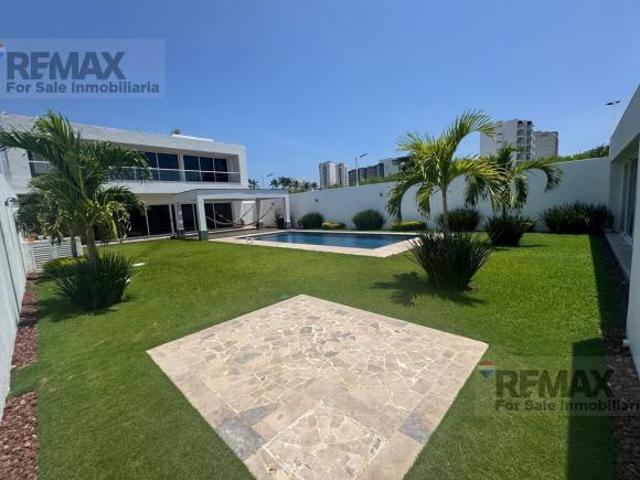 Venta de casa en la Costera de las Palmas, Acapulco, Guerrero…Clave 5893