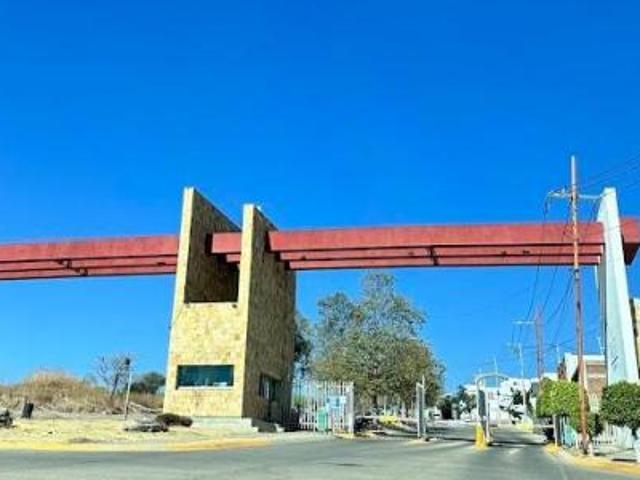 VENTA DE CASA EN LA FORESTA EN ZONA NORTE CON ROOF