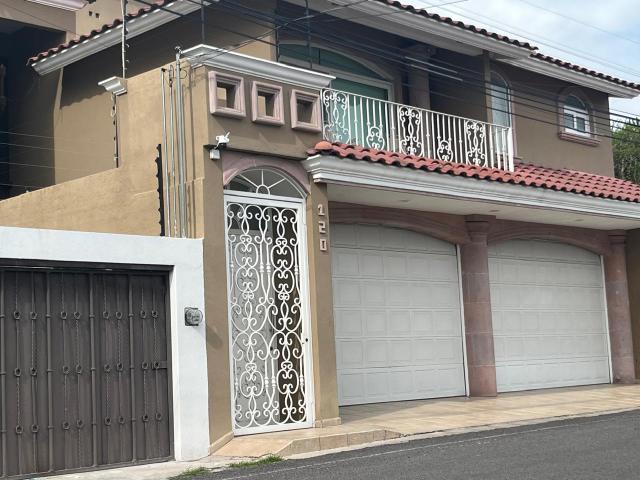 Venta de casa en Loma Dorada con vista panorámica