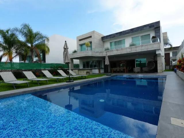 Venta de casa en Lomas de Cocoyoc, Morelos. Con alberca y jacuzzi