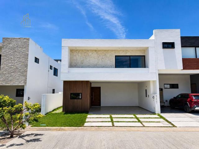 Venta de Casa en Punta Tibur?n Frente a Parque