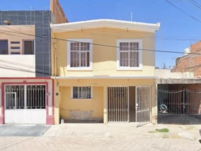 Venta de Casa en Pabellón de Arteaga, Aguascalientes Amplia Vivienda con Jardín y Accesibilidad