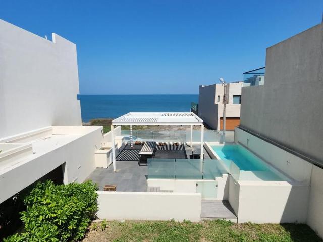 Venta de Casa en Playas del Conchal frente a la playa