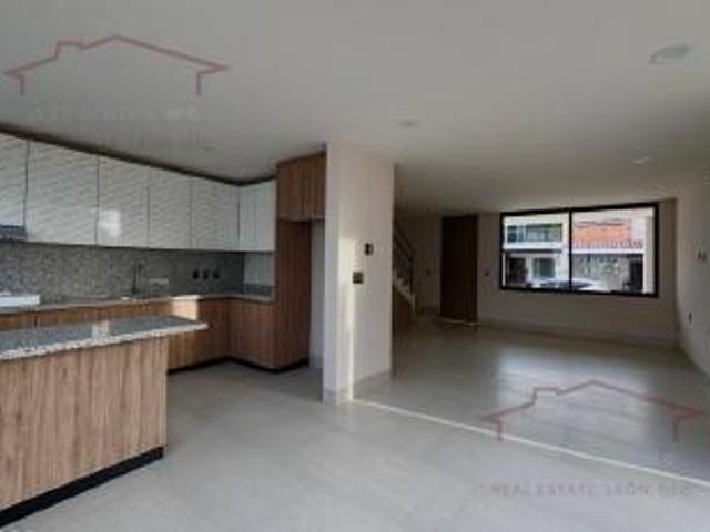 VENTA DE CASA EN PRIVANZAS RESIDENCIAL, ZONA PUNTA ESTE, ATRÁS DE COLEGIO SUBIRÉ