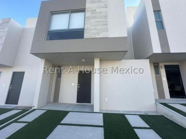 VENTA de casa en Rincones del Marqués con 3 recámaras