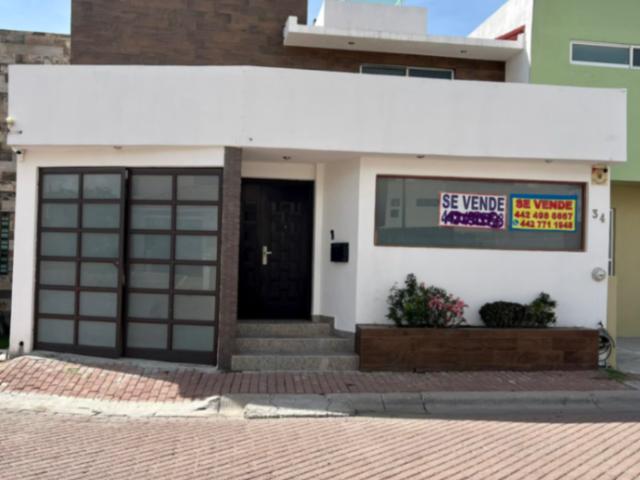 Venta de Casa en San Mateo Residencial, Corregidora: 3 Niveles, 4 Recámaras