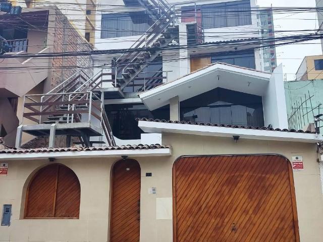 Venta de Casa en San Miguel de 4 pisos con 2 Departamentos Independientes