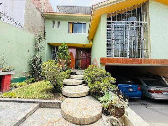 Venta De Casa En Santiago De Surco De 270 De 2 Pisos Mas Azotea