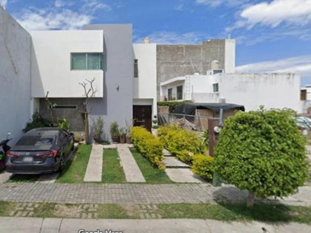 VENTA DE CASA EN TEPIC, CALLE AV. MADRE TIERRA COL. MADRE TIERRA, NAYARIT