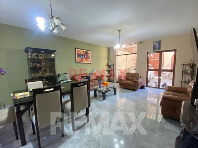 Venta De Casa En Villa Maria Del Triunfo Con Cochera Techada