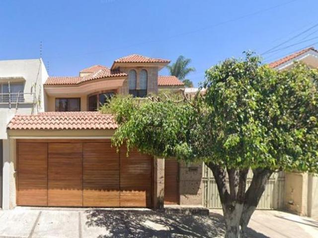 VENTA DE CASA EN ZAPOPAN. AV. NOVELISTAS 5130, COL: JARDINES DE VALLARTA, JALISCO