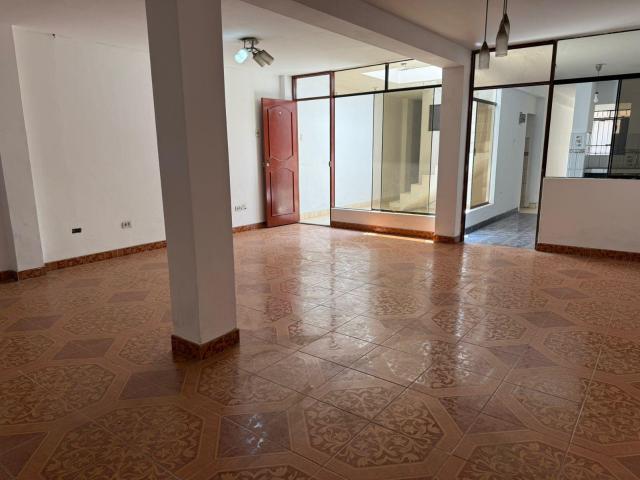 Venta de Casa en Zona Comercial Cerca a la tranquera de Vipol