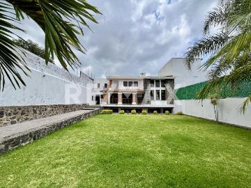 Venta de casa escriturada y con amplio jardín en Ocotepec, Morelos. Clave 5667