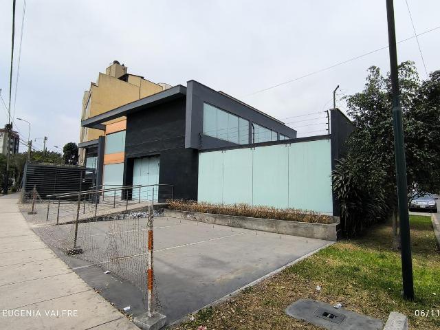 VENTA DE CASA ESQUINA IDEAL PARA OFICINAS,CONSULTORIOS 1º PISO COMERCIO EN SURCO