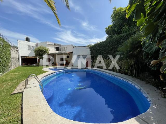 Venta de casa ideal para negocio de jardín de eventos, Col. Atenatitlán, Jiutepec, Morelos. Clave 5778