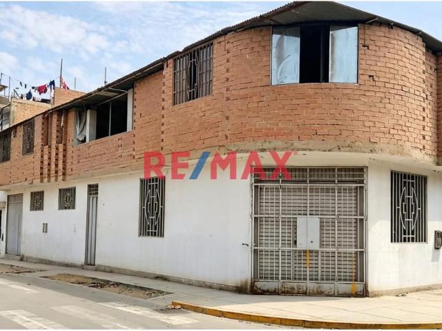 Venta De Casa + Local A 3 Cuadras De La Av Tantamayo En Smp
