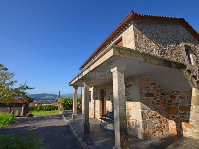 ¡Venta de Casa Rústica de Piedra en Tabagón, O Rosal!