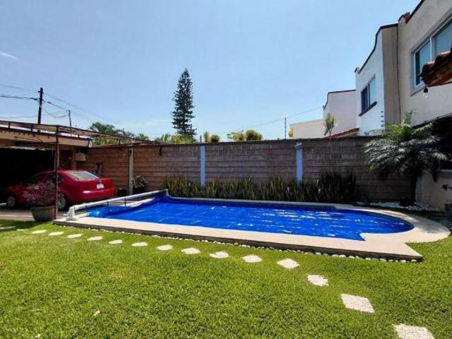 Venta de Casa Residencial con Alberca en El Fracc. Las Fincas, Jiutepec