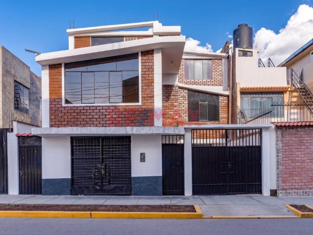 Venta De Casa Residencial En El Tambo